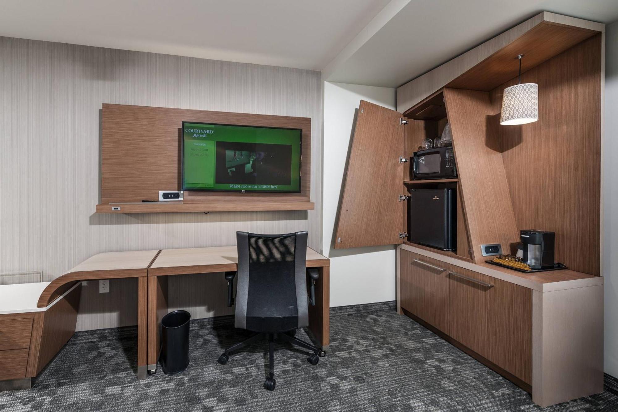 Courtyard By Marriott Boston Littleton Hotel Екстериор снимка