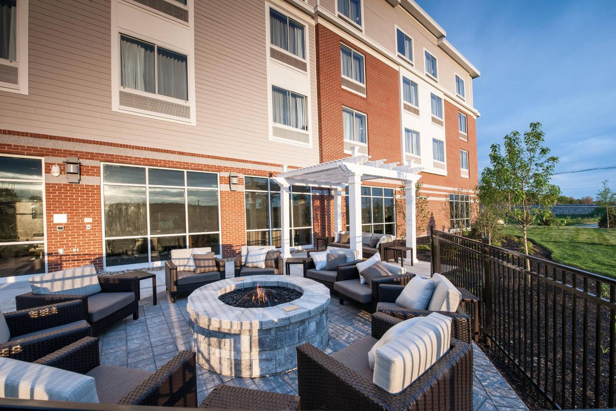 Courtyard By Marriott Boston Littleton Hotel Екстериор снимка