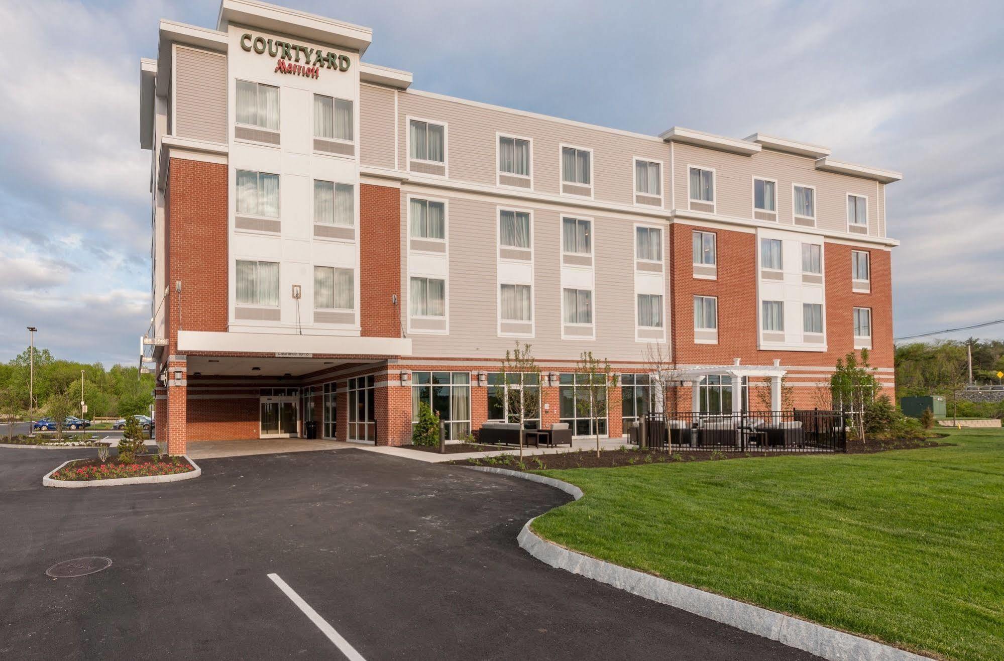 Courtyard By Marriott Boston Littleton Hotel Екстериор снимка