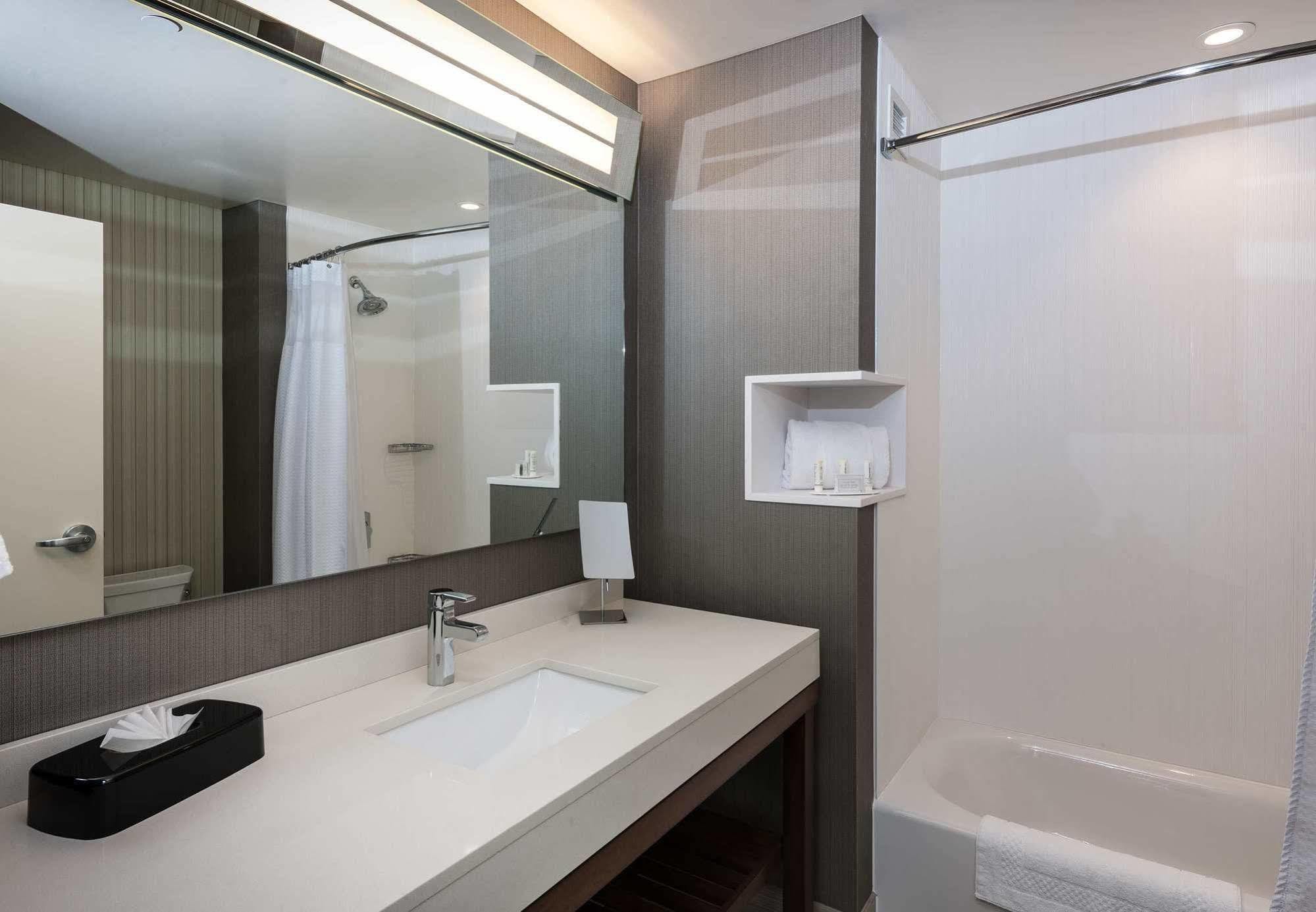 Courtyard By Marriott Boston Littleton Hotel Екстериор снимка